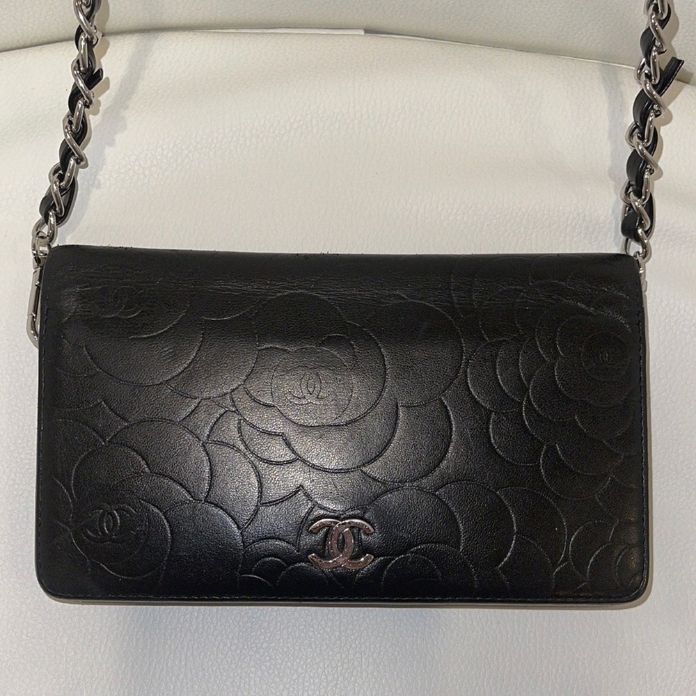 Vintage Chanel camellia lambskin wallet with chain